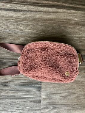 lululemon athletica Shearling Crossbody chocolate brown
